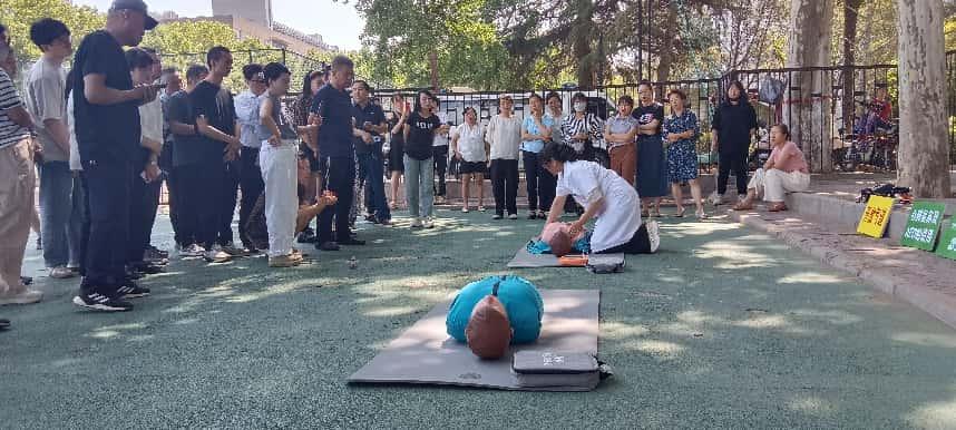 雁塔校區(qū)操場一角：直屬部門、離退休工會工作人員