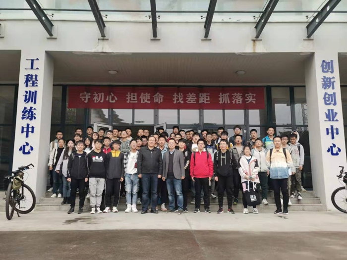 帶領學生參觀學校實訓中心.jpg