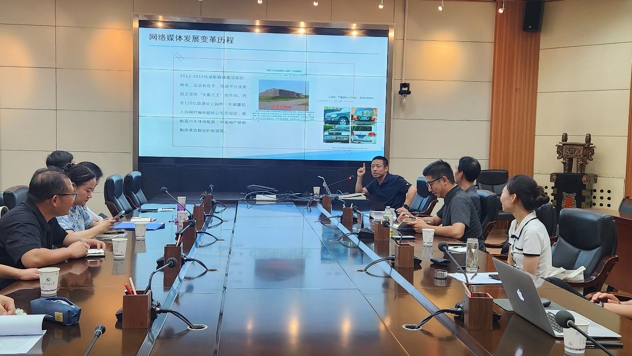 圖片包含 室內(nèi), 桌子, 男人, 柜臺AI 生成的內(nèi)容可能不正確。