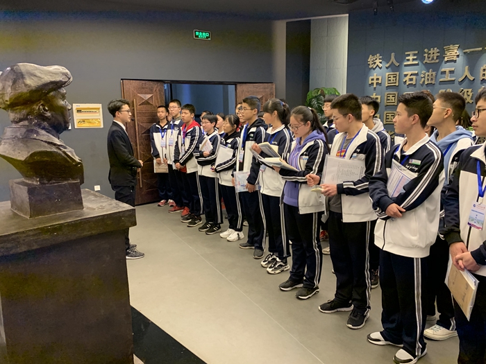 5西安市鄠邑區(qū)第一中學師生代表一行參觀鐵人館 - 副本.JPG