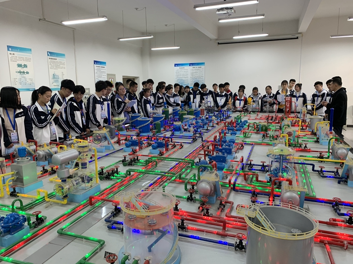 3西安市鄠邑區(qū)第一中學師生代表一行參觀集輸實訓室 - 副本.JPG