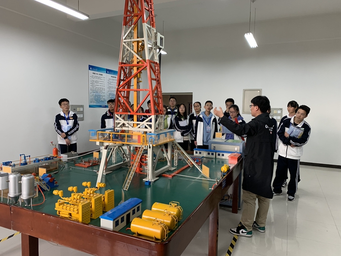 6西安市鄠邑區(qū)第一中學師生代表一行參觀鉆井實訓室01 - 副本.JPG